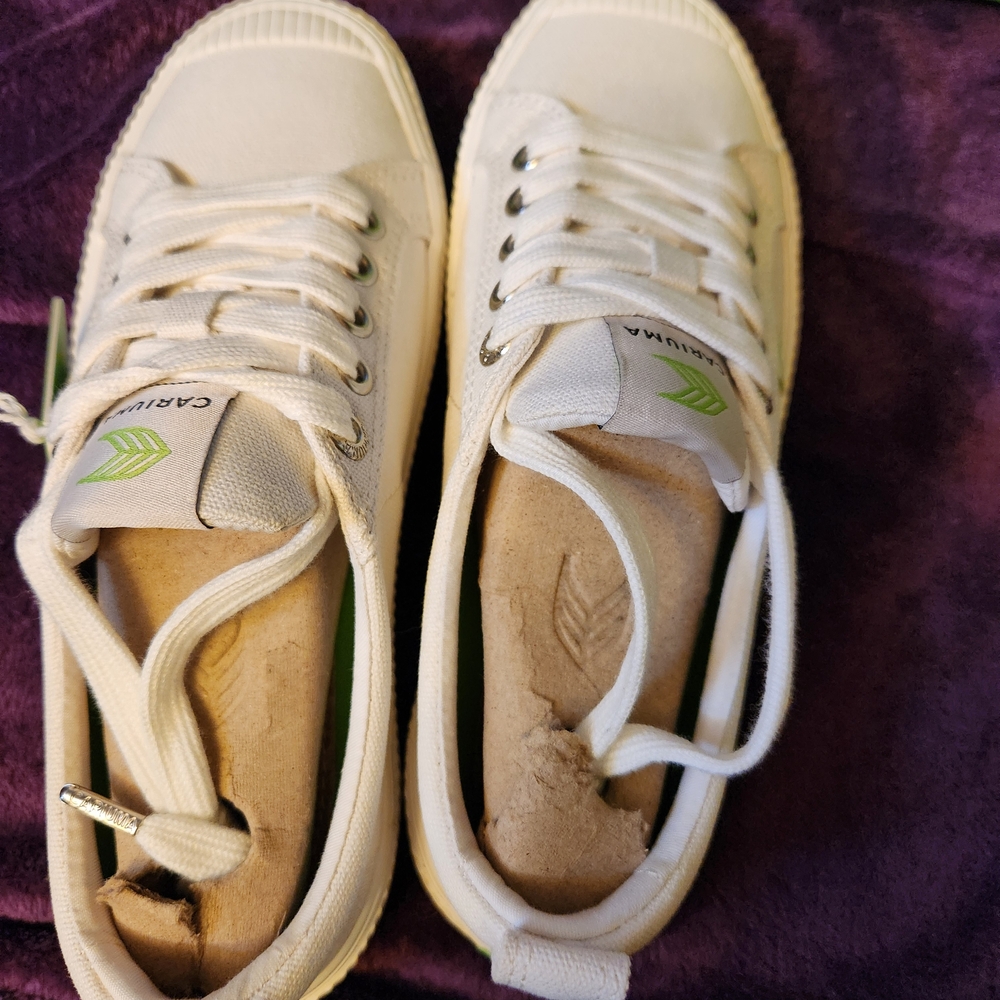 Cariuma Women's White Sneakers Size 5 - Picture 3 of 5